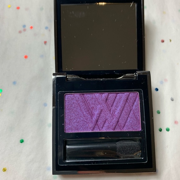 Lise Watier Eyeshadow and Dermablend illuminating banana powder - Picture 3 of 5